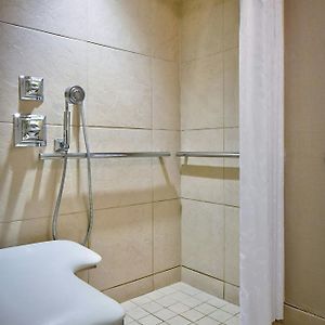 Camera club con letto king size ai piani superiori